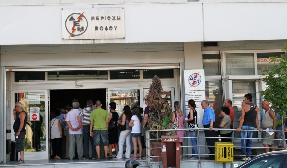 Ουρά έξω από το υποκατάστημα ΔΕΗ Βόλου